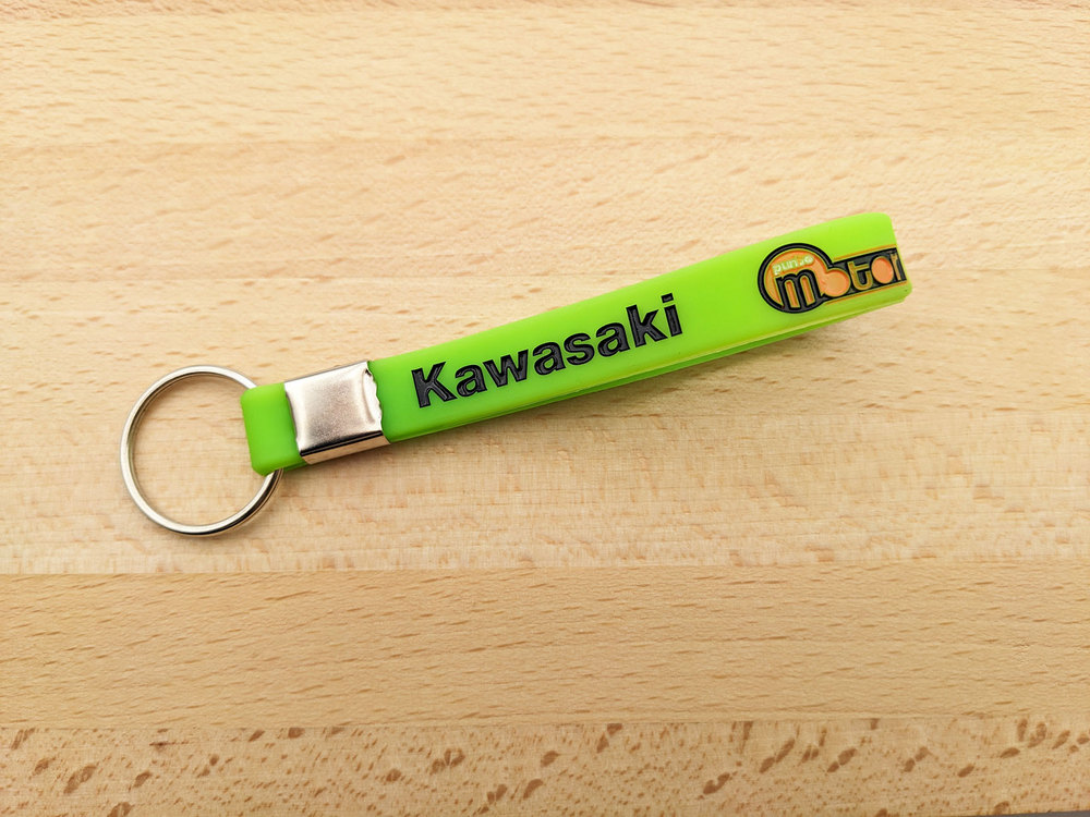 Porta-chaves de silicone personalizado com logótipo da Kawasaki nas cores verde e preto